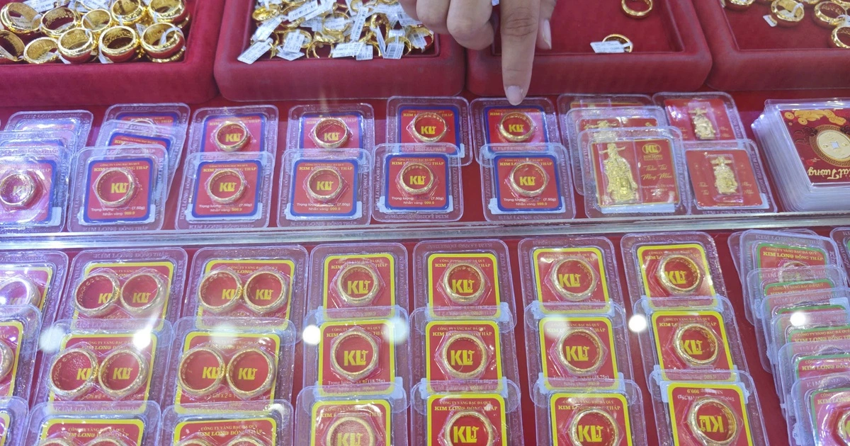 Giá vàng hôm nay 9.11.2025: Mua vàng nhẫn lỗ cao hơn vàng miếng