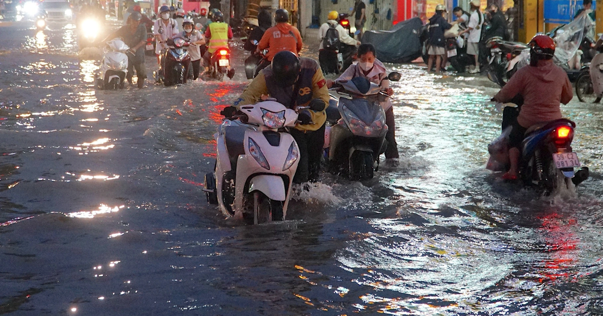 Hôm nay bắt đầu vào đỉnh triều cường, TP.HCM nhiều nơi lại ngập nặng