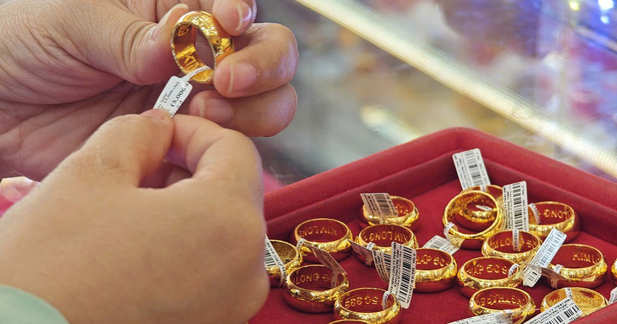 Tranh cãi thuế vàng