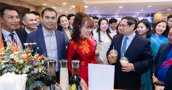 Khoảnh khắc Thủ tướng ghé thăm VikKafe - Câu chuyện truyền cảm hứng về những người phụ nữ ngân hàng số