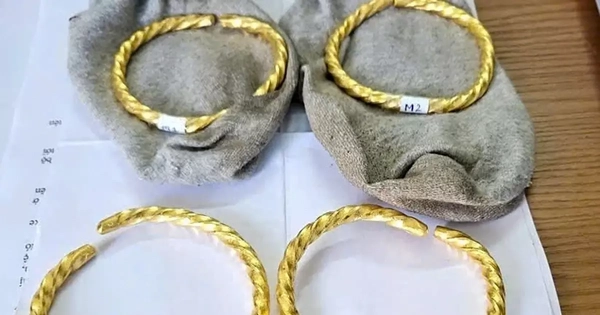 Người phụ nữ cất giấu vàng trong tất để đưa về Việt Nam