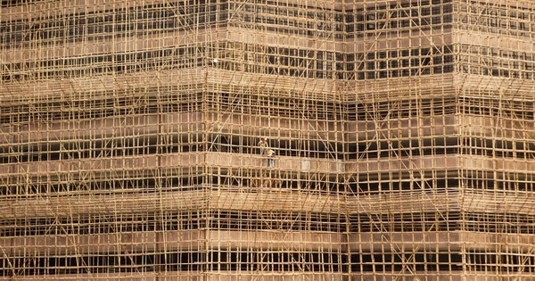 Dựng lại hiện trường: Giàn giáo tre dày như mạng nhện trở thành mồi lửa khiến chung cư của hơn 4.000 cư dân thành ngọn đuốc sống