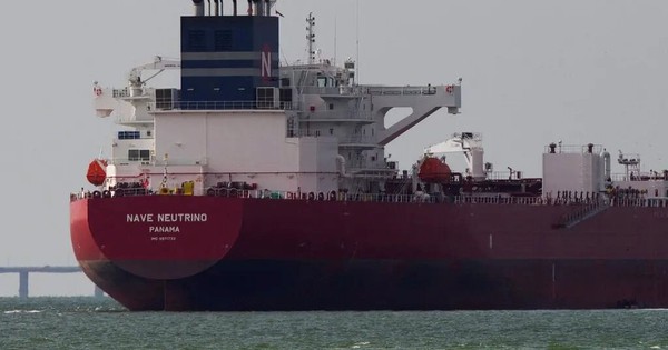 Không phải Trung Quốc hay Ấn Độ, một khách 'ruột' của dầu Nga vừa giảm mua 3 triệu thùng vì vướng lệnh trừng phạt, sốt sắng tìm tới các nhà cung cấp khác