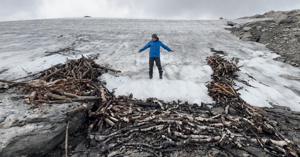 Băng trên đỉnh núi tan chảy, để lộ ra những thứ con người không dám tin vào mắt mình