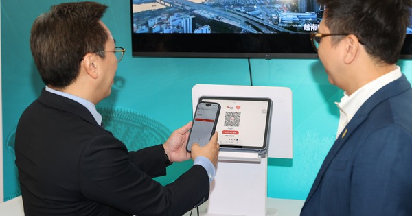 Du khách Trung Quốc uống cà phê Highland, đi siêu thị có thể quét mã QR tại Việt Nam