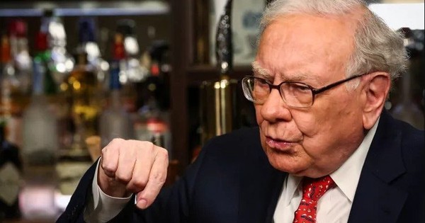 Tại sao Warren Buffett ngừng tặng 10.000 USD tiền mặt làm quà giáng sinh cho gia đình?