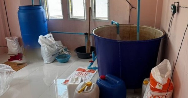 Một trung tướng người Thái Lan chỉ huy cuộc đột kích, tóm gọn đường dây sản xuất nước tương, cà phê giả quy mô lớn, tịch thu hơn 240.000 sản phẩm và loạt chai lọ, máy trộn