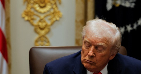 Ông Trump 'ngủ gật' trong cuộc họp Nội các?
