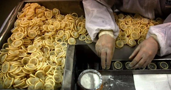 Từng xử phạt mạnh tay người sinh con thứ 2, quốc gia tỷ dân giờ đây phải đánh thuế bao cao su để khuyến khích sinh đẻ: Vài đồng thuế liệu có thắng được chi phí nuôi con lên tới 20 tỷ đồng?