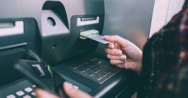 Phát hiện thủ đoạn hoàn toàn mới, điều khiển máy ATM tự động nhả tiền