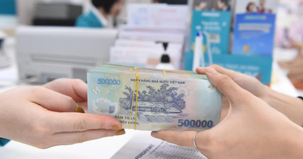 Lộ diện ngân hàng đầu tiên chốt thưởng tháng 13