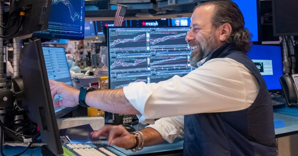 Dự đoán Fed cắt giảm lãi suất nhảy vọt 90%, chứng khoán Mỹ xanh mướt sau báo cáo việc làm cuối cùng trước cuộc họp Fed