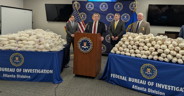 Phát hiện 719kg ma túy đá ngụy trang trong mâm xôi đen, FBI họp báo khẩn