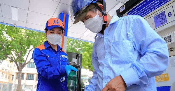 Giá xăng tăng, dầu giảm!