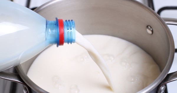 Nhận tin mật rồi đột kích một ngôi nhà, công an triệt phá đường dây sản xuất sữa giả từ hóa chất tại Ấn Độ, tịch thu hơn 200 lít dung dịch chuẩn bị đưa ra thị trường