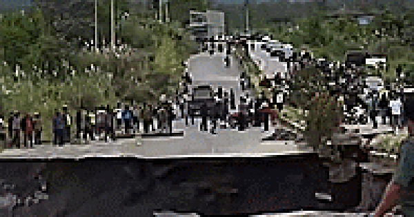 Video "hố tử thần” sụt lún khủng khiếp, bẻ gãy đường cao tốc ở Indonesia