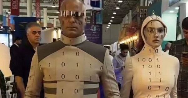 Chuyện thật như đùa tại Iran: Robot hình người cao cấp tại triển lãm công nghệ bị bóc mẽ là người thật đóng giả