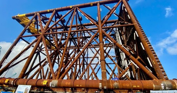 Công trình 3.000 tỷ cần hơn 13.000 tấn thép, huy động gần 1.000 kỹ sư và công nhân giữa biển khơi Việt Nam: Ai đứng sau?