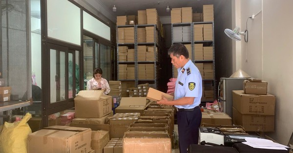 Công an Hà Nội ập vào một ngôi nhà trên phố Hoàng Công Chất