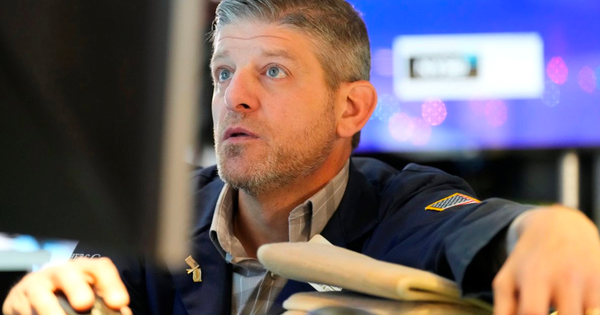 Nợ 100 tỷ USD, chỉ báo vỡ nợ bất ngờ tăng vọt, cổ phiếu rớt 13% chỉ trong một phiên: Chuyện gì đang xảy ra với công ty AI 'hot' nhất nhì thế giới?