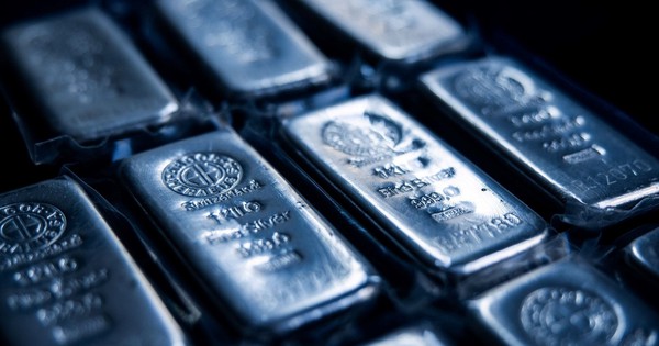 Bạc lập kỷ lục rồi rơi tự do, chuyên gia dự báo giá sẽ chạm mức 3 chữ số vào năm 2026