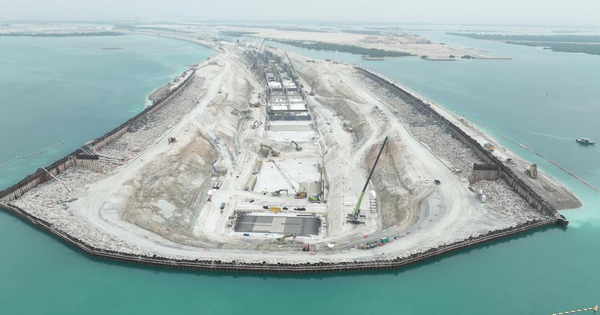 Chưa từng có trên thế giới: Trung Quốc dựng hàng cọc thép khổng lồ thành tấm khiên ngăn nước quây đáy biển, đào hầm nối 2 đảo, kỹ sư ngoại kinh ngạc thán phục