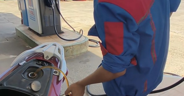 Khách bị rút lại xăng, dắt bộ do thanh toán chuyển khoản