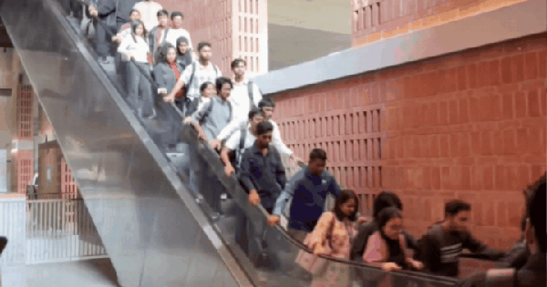 Nấc thang lên thiên đàng: Khoảnh khắc thang cuốn “phóng như điên” khiến sinh viên hốt hoảng, la hét thất thanh.