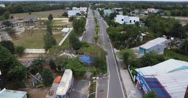 Kỳ lạ tuyến đường hàng chục tỷ đồng có ngôi nhà án ngữ giữa đường