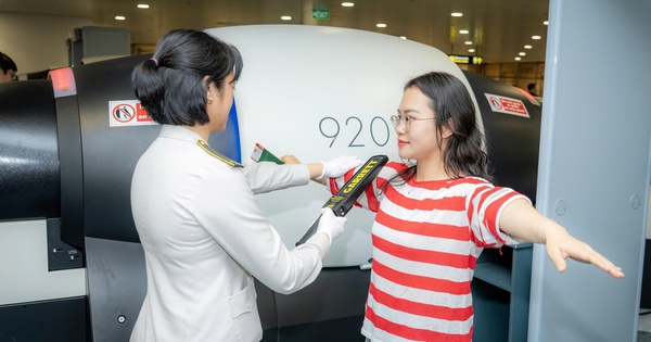 Sân bay Nội Bài có máy soi chiếu hiện đại, có cần tháo giày, thắt lưng khi kiểm tra an ninh?