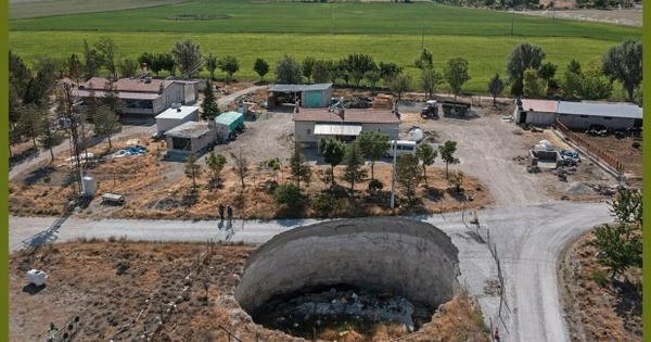 Thổ Nhĩ Kỳ mọc lên 648 "hố tử thần" chỉ sau một đêm: Thiên nhiên trừng phạt hay nhân tai?