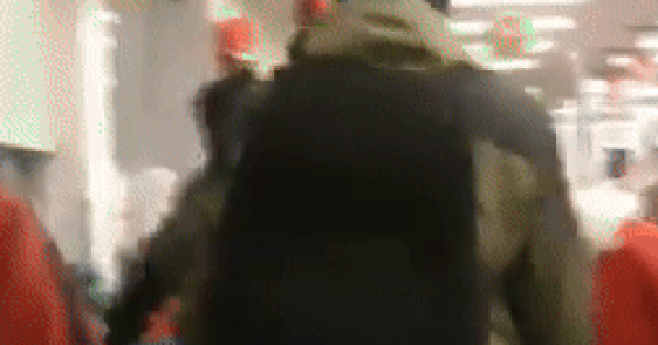 “Ông già Noel” cướp siêu thị giữa đêm