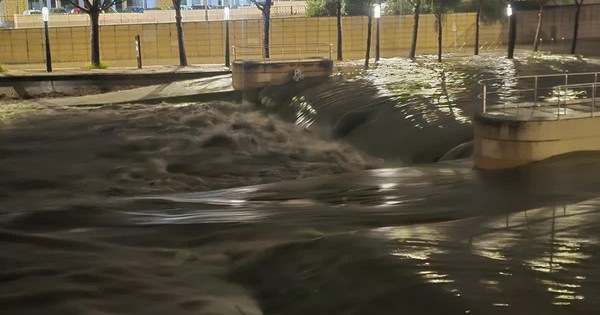 Pháp báo động đỏ do lũ lụt nghiêm trọng nhất 3 thập kỷ ở miền Nam