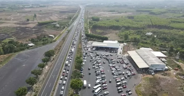 Tài xế 'ngóng' trạm dừng nghỉ trên cao tốc