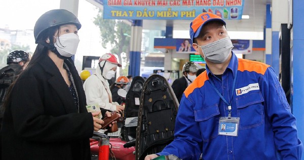 Giá xăng đồng loạt giảm, RON95 về sát 19.000 đồng/lít