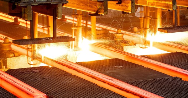 Nhận “phao cứu sinh” từ tỷ phú Phạm Nhật Vượng, một cổ phiếu thép bất ngờ tăng bằng lần