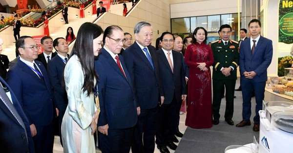 Tổng Bí thư Tô Lâm, Thủ tướng Phạm Minh Chính thăm gian hàng doanh nghiệp Việt sở hữu mỏ vật liệu công nghệ cao hàng đầu thế giới