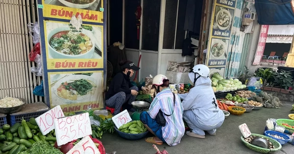 Hàng loạt rau củ bất ngờ chỉ còn 10.000 đồng/kg