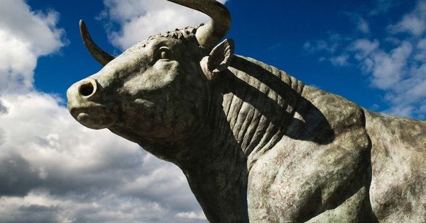 Dòng tiền "đổ bộ", một nhóm cổ phiếu bứt tốc mạnh mẽ, điều gì đang xảy ra?