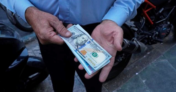 Quốc gia quan trọng của BRICS chứng kiến nền kinh tế lao dốc, đồng nội tệ mất giá nghiêm trọng, 1,45 triệu đơn vị mới đổi được 1 USD