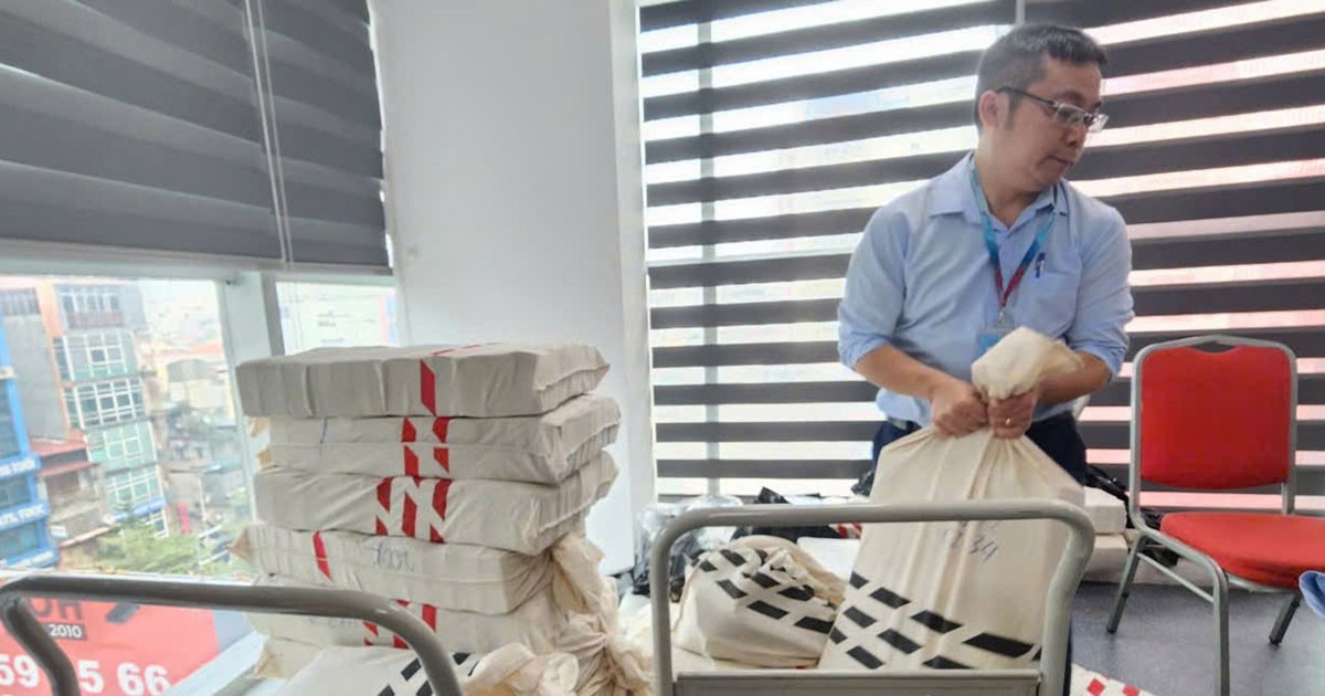 Người dân ven hồ Gươm nhận ‘bao tải tiền’ đền bù đất làm quảng trường phía đông