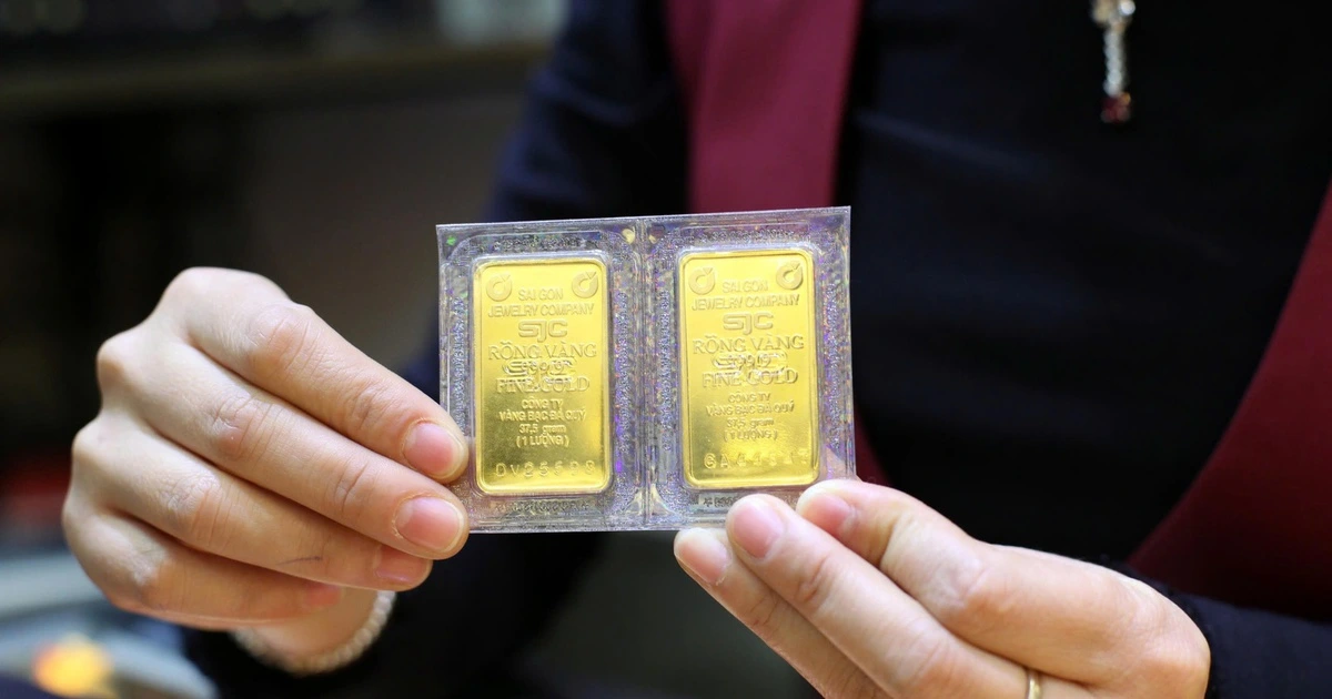 Giá vàng lập mức cao kỷ lục, bạc giảm nhẹ