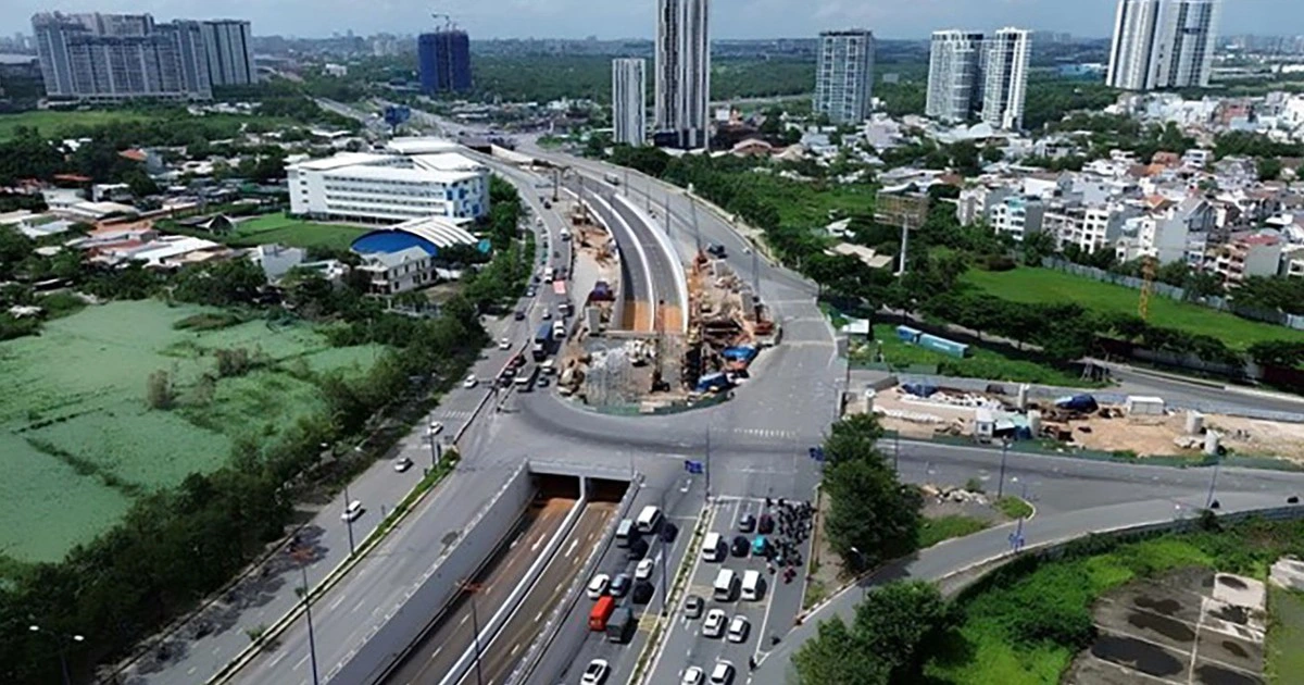 Bất động sản Đông - Tây TP.Hồ Chí Minh, kẻ tám lạng người nửa cân