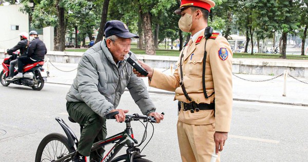 Nghĩ CSGT nghỉ Tết, người đàn ông uống rượu vẫn đạp xe và bị phạt