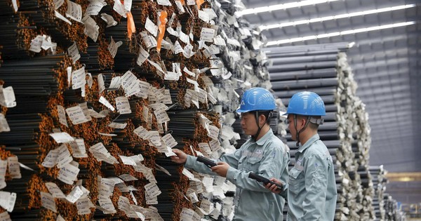 Tỷ phú Trần Đình Long chạy nước rút trước khi VinMetal kịp hành động: Kỷ lục 585.000 tấn thép xây dựng lần đầu tiên sau 34 năm