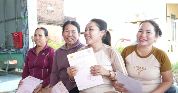 Xã cùng lúc cấp hàng loạt ‘sổ đỏ’ cho dân sau gần 20 năm chờ đợi