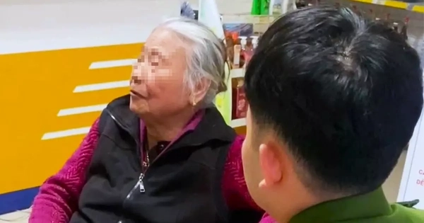 Sau cuộc gọi lạ, cụ bà 79 tuổi hốt hoảng mang sổ tiết kiệm ra ngân hàng