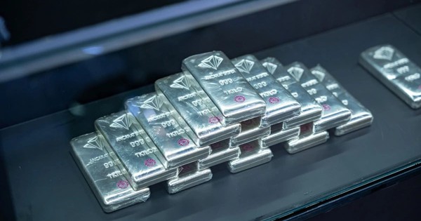 Giá bạc hôm nay tiếp tục giảm sâu