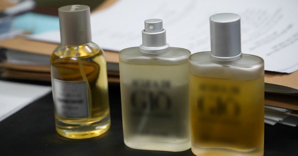 Choáng váng xưởng nước hoa giả Chanel, Dior, Le Labo... của vợ chồng Giám đốc HALOVA: Hơn 130 lít nước hoa đã pha chế, 12.400 vỏ chai và 18.000 nhãn hiệu nước hoa các loại