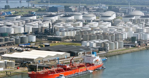 Khách hàng lớn nhất giảm mua, gần 30 triệu thùng dầu của nền kinh tế 80 tỷ USD lênh đênh trên biển